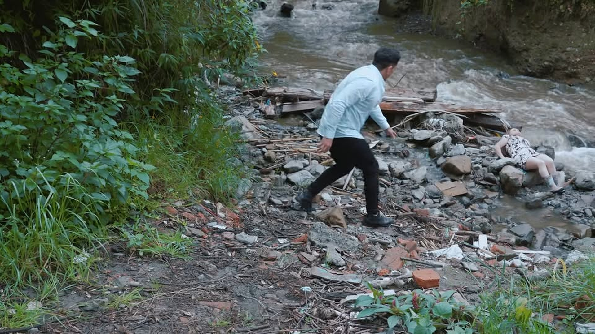 H1103004 Escapó de la cárcel para ver su familia, pero no part2