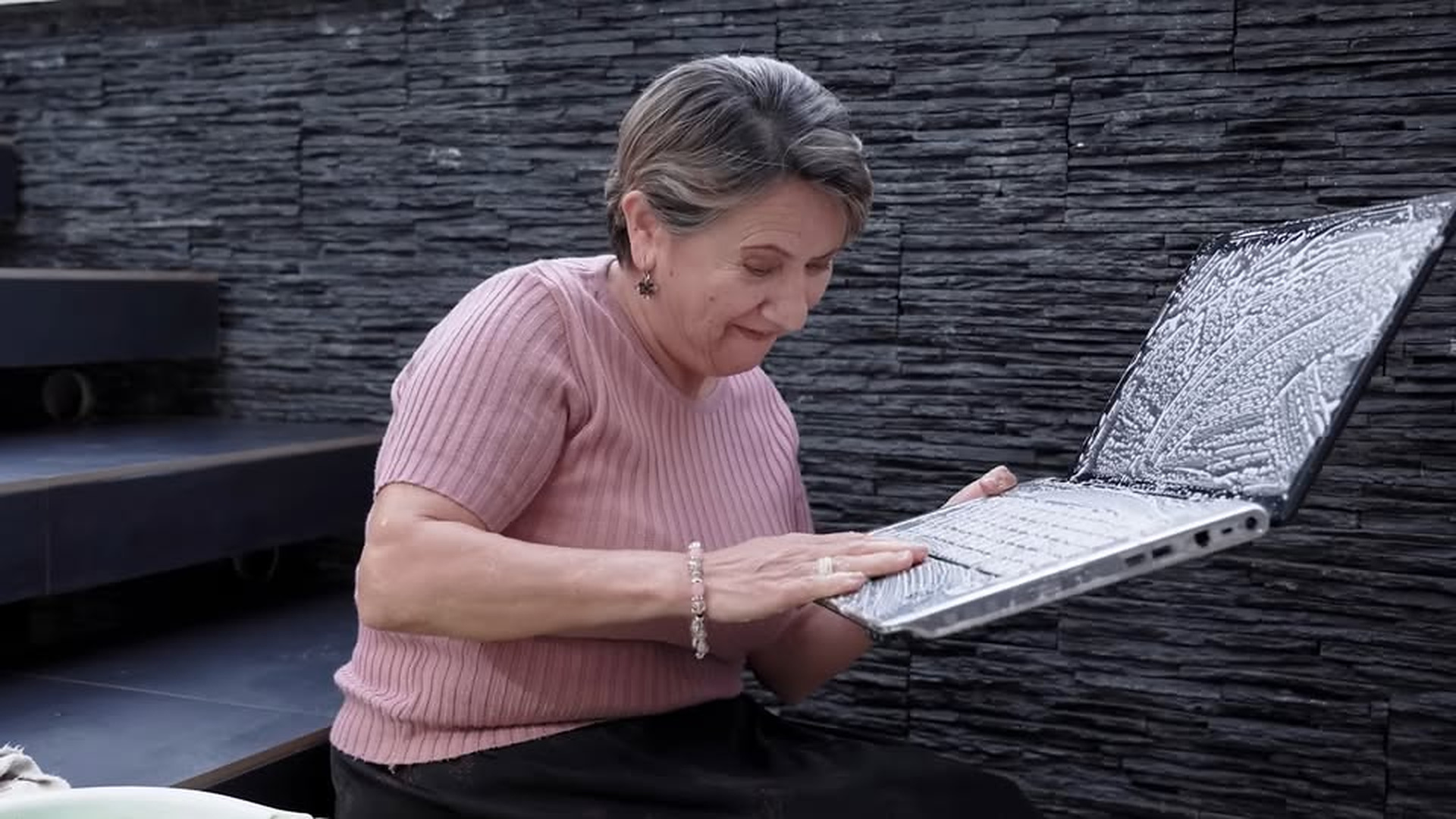 H2003002_Suegra Inteligente da limpieza profunda la compu_part2 | Urban Stories