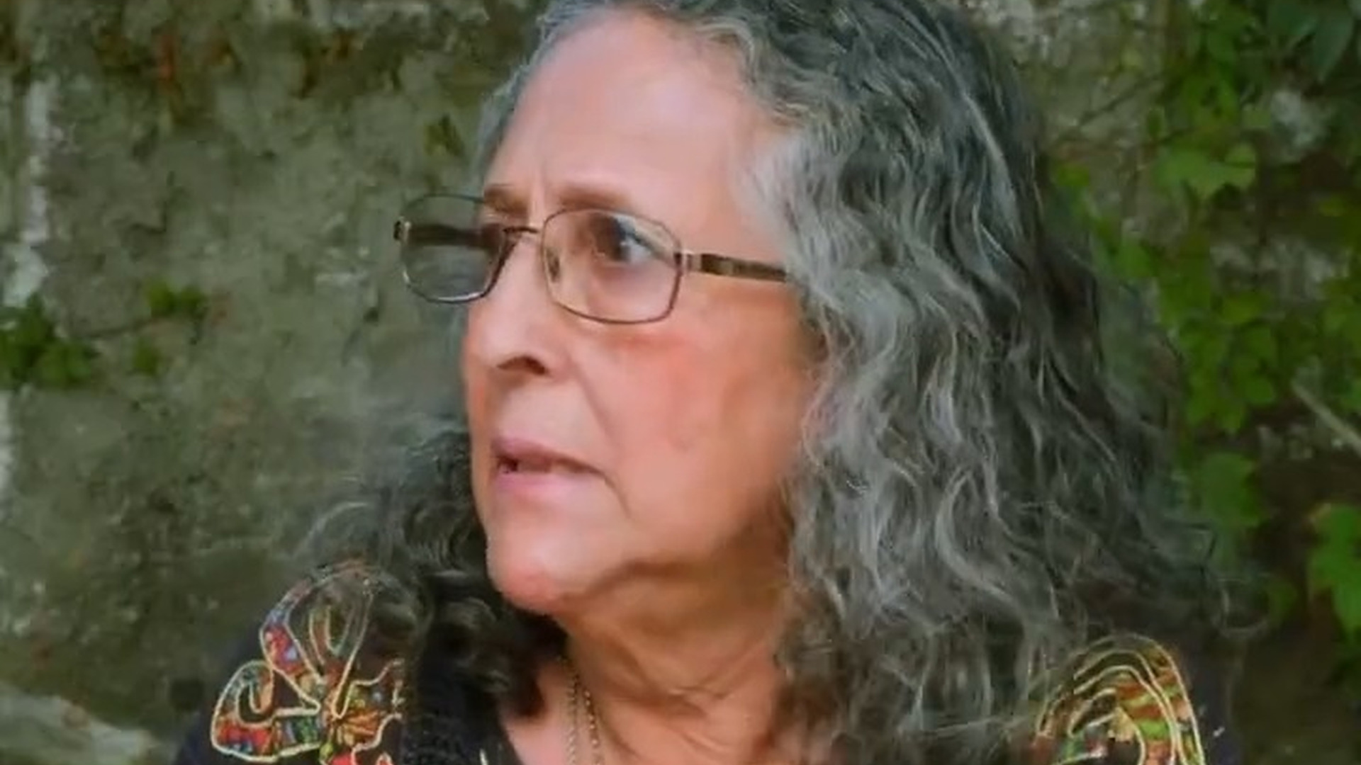 H2003003 Mujer le pone pintura su vestido para hacer just part2