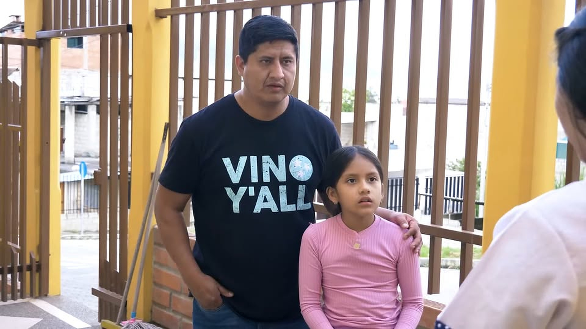 H2003004 Dejo su ña desamparada en el parque sin pen part2