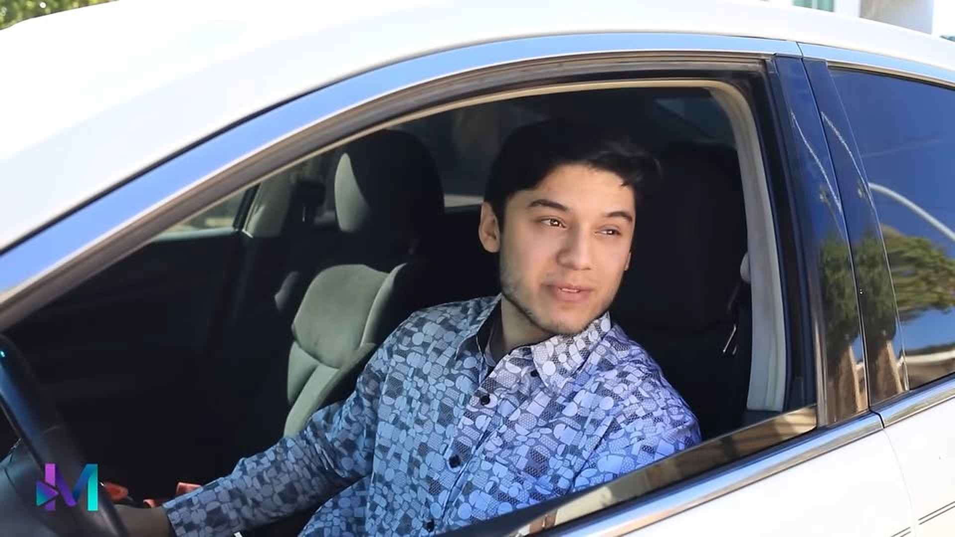 H2103001 Hermosa mujer gana subasta para quedarse con este part2