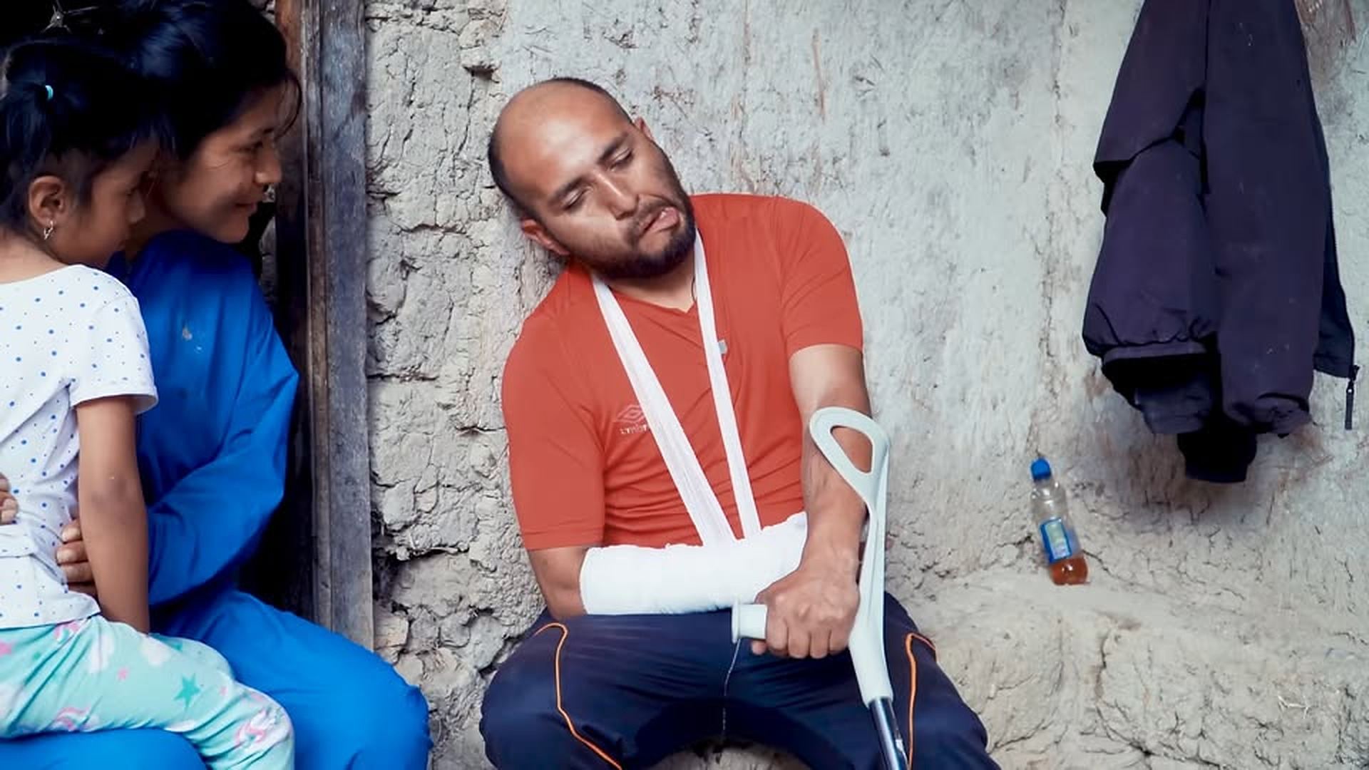 H2103001 Este hombre fing estar enfermo para sacarle dine part2