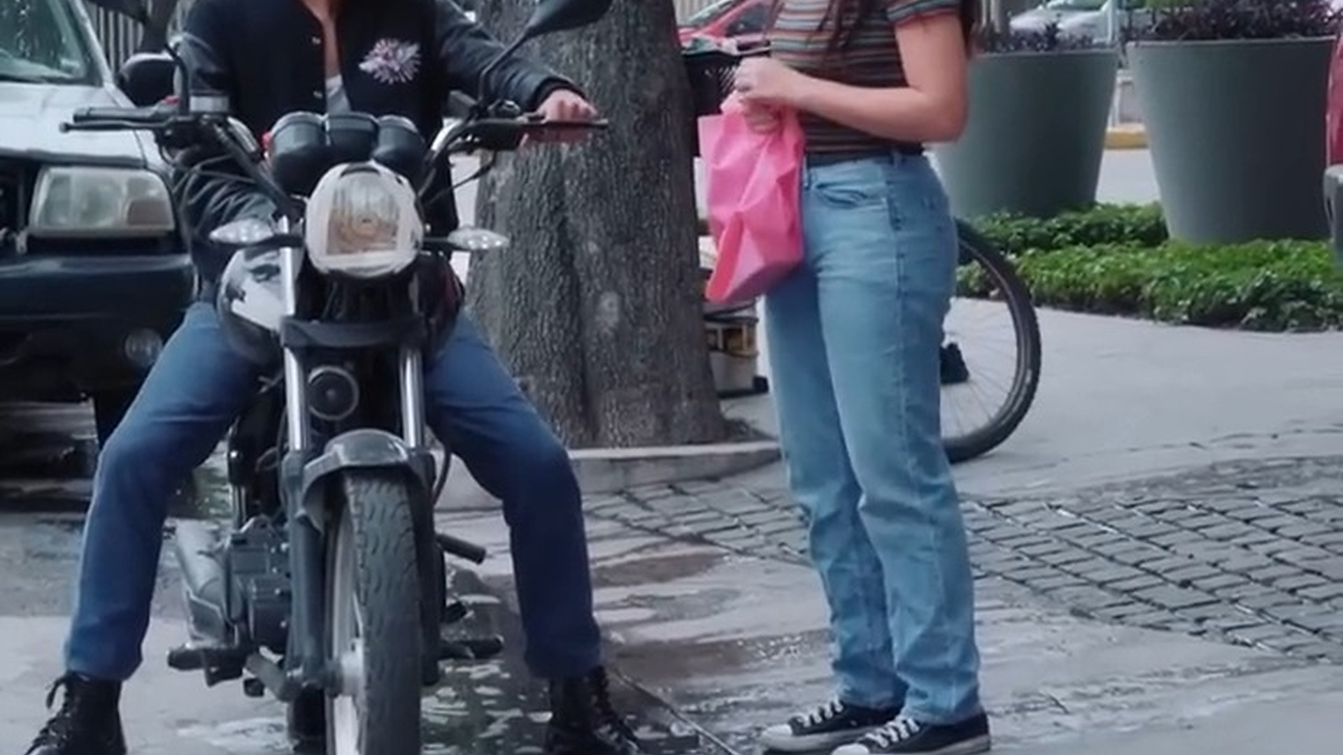 H2103001_Su ex novia lo hizo de menos por andar en moto vie_part2 | NextWave Stories