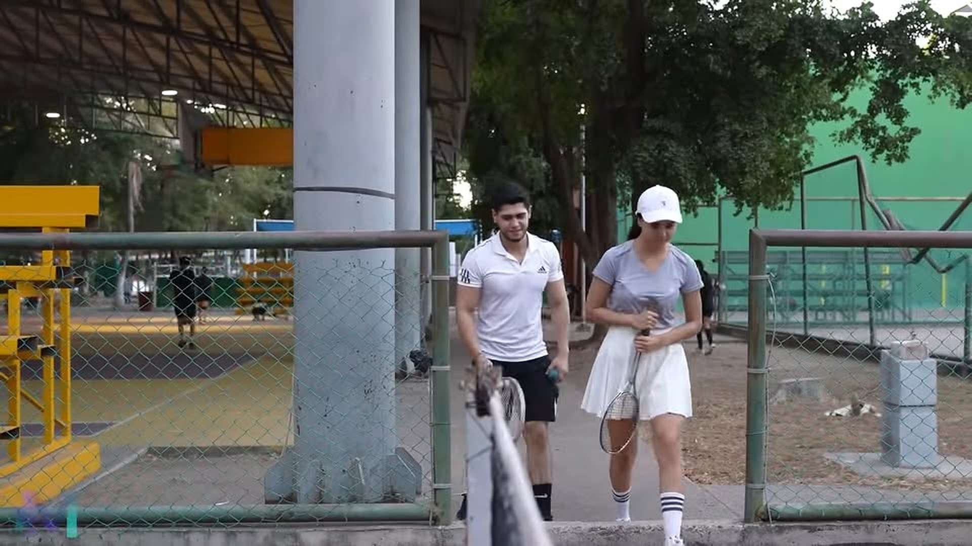 H2203001 Le puso un anillo de compromiso su hamburguesa. part2