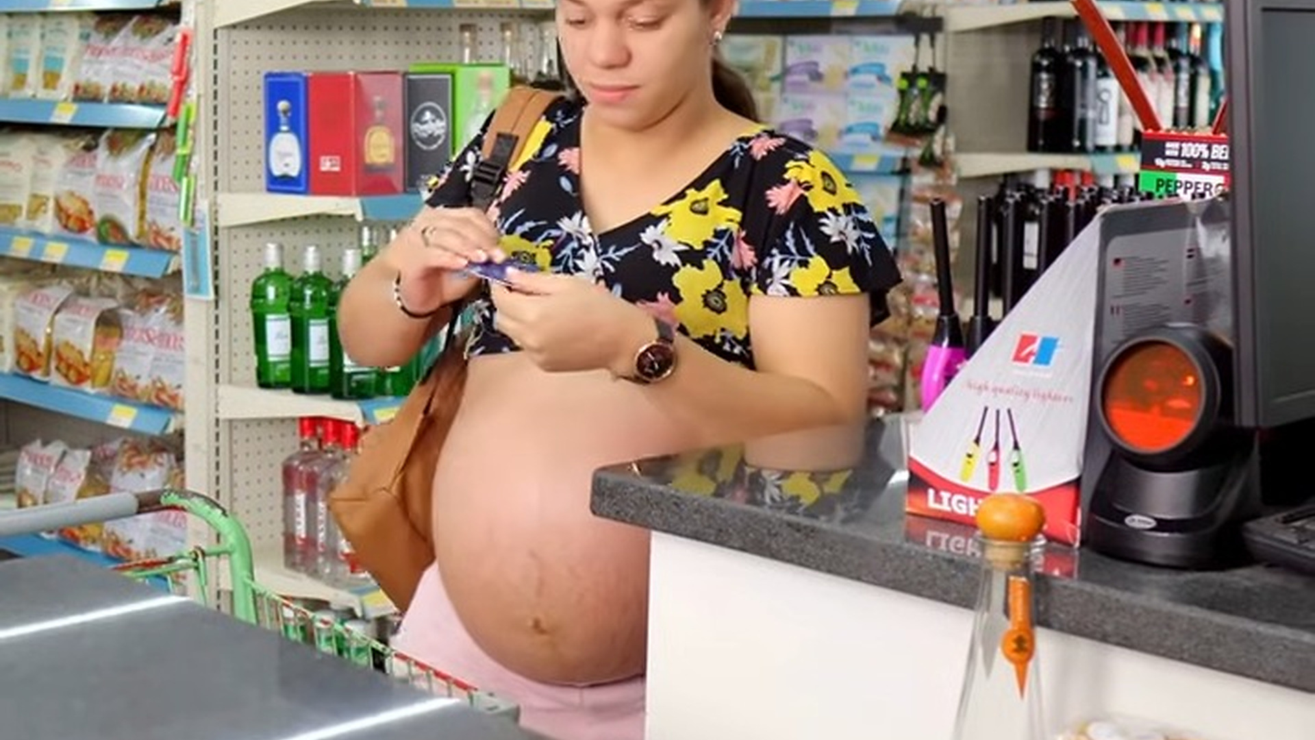 H2603002 Mujer arriesgó su vida para salvar esta mujer em part2