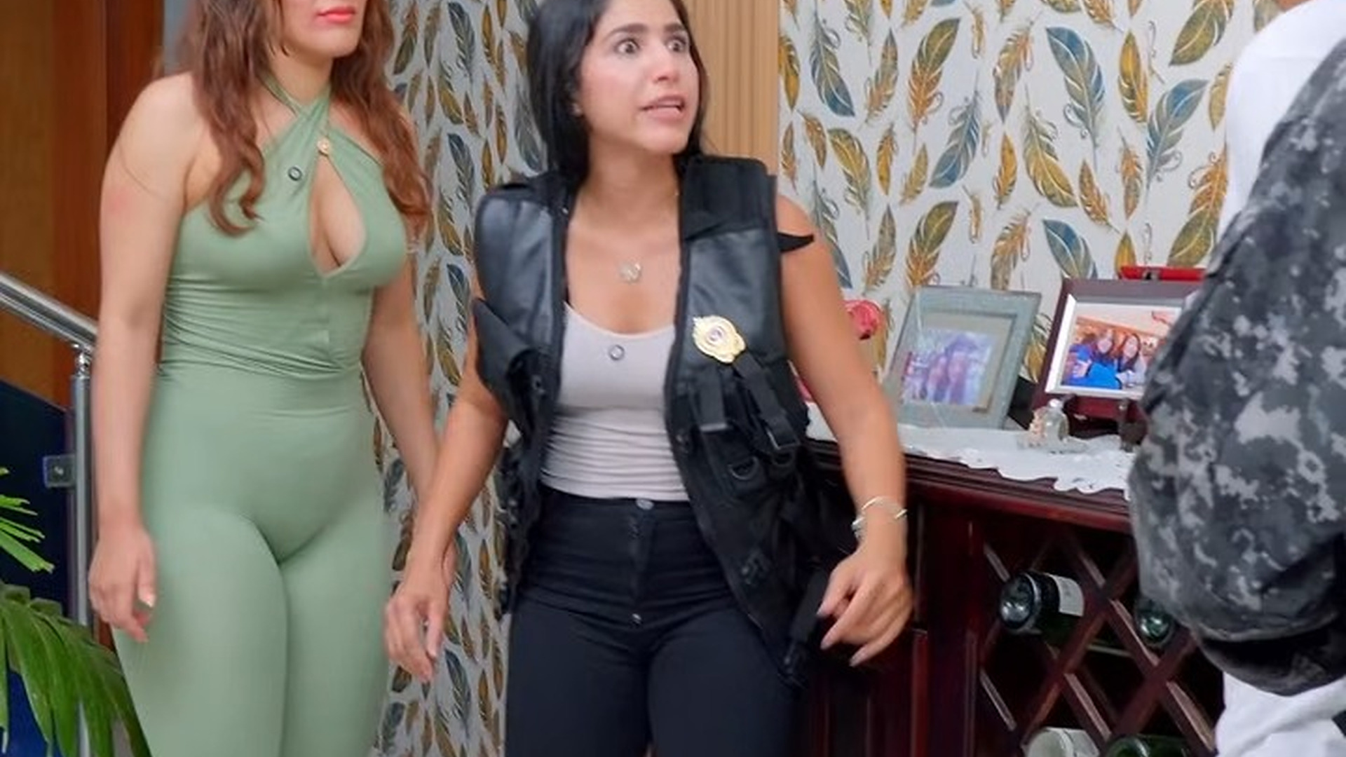 H2703002_Se escapó para salvarse de su esposo de la manera_part2 | Social Heat