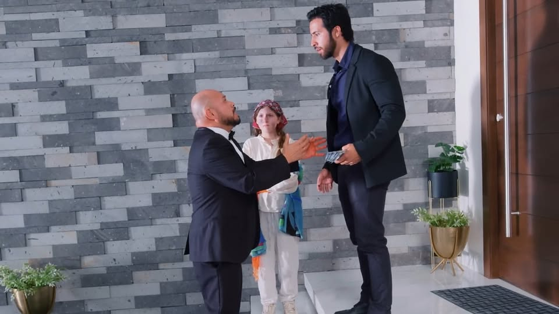 H2803005_Empresario la puso prueba le dio una gran reco_part2. | NextWave Stories