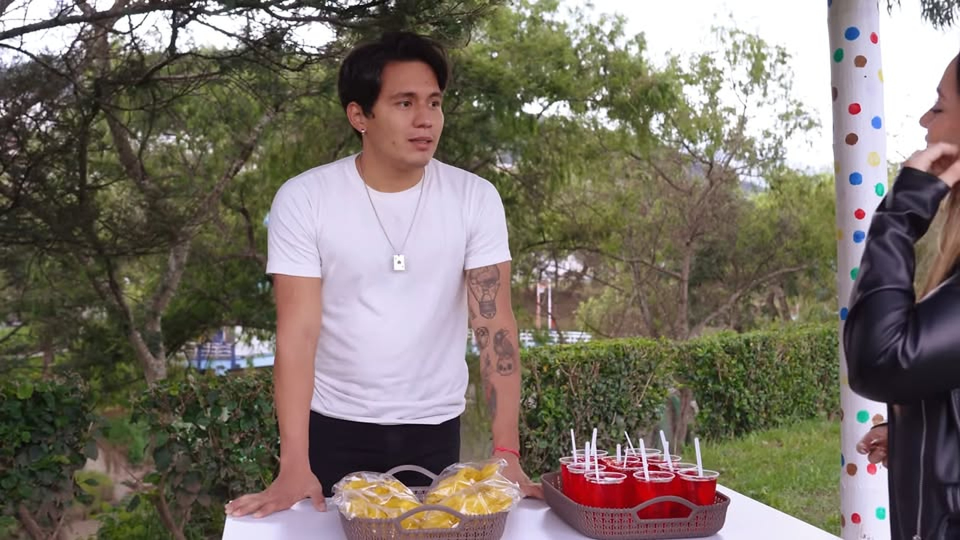 H2903001_Joven se avergüenza del trabajo de sus Padres_part2. | Urban Stories