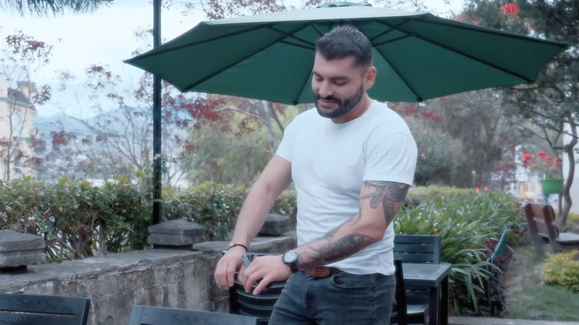 H2903003_Hombre disfrazado salva señorita de un falso Amo_part2. | Urban Stories