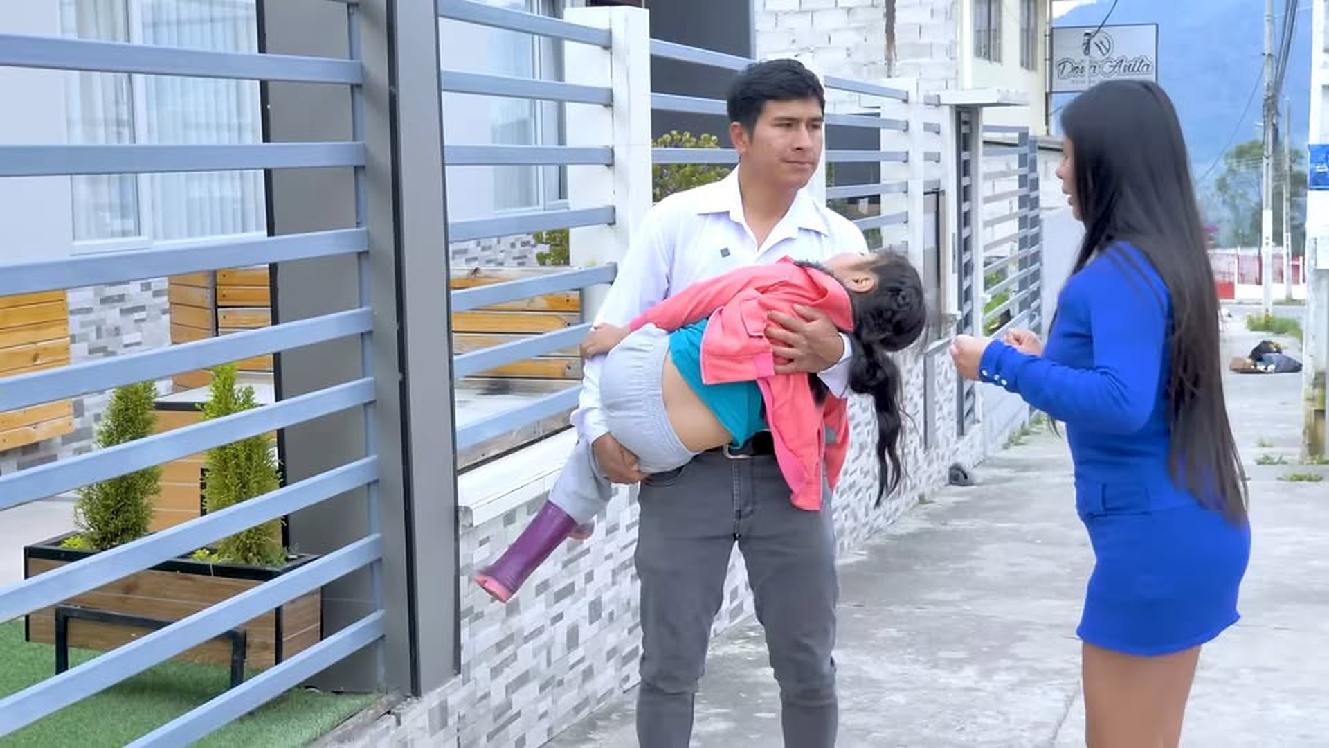 H2903005_M4dr3 no valorab4 sus jas pero su pèqueña le_part2. | LeonPia