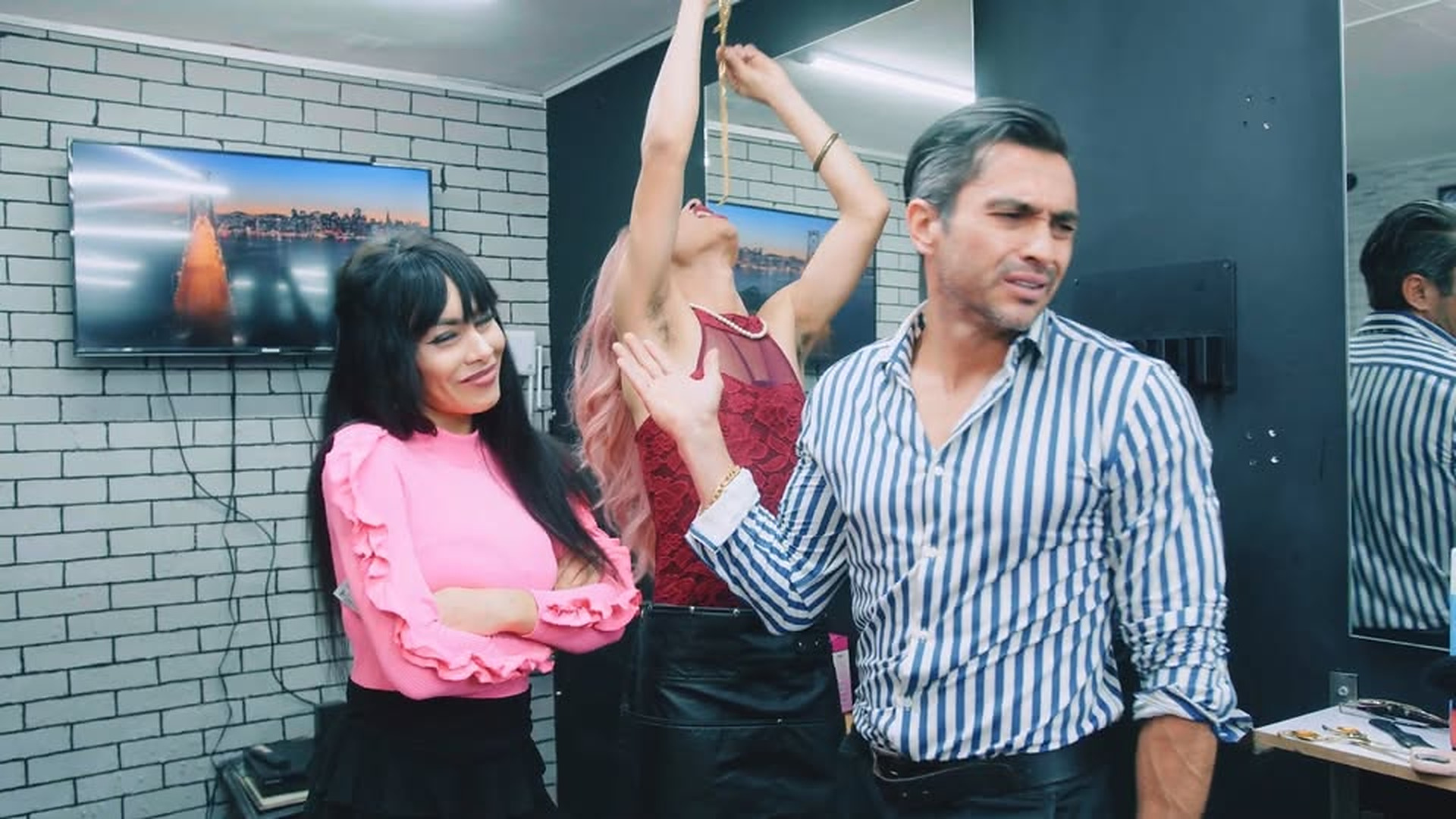 H3003002 Ingeniosa mujer le quita su cadena para hacer just part2