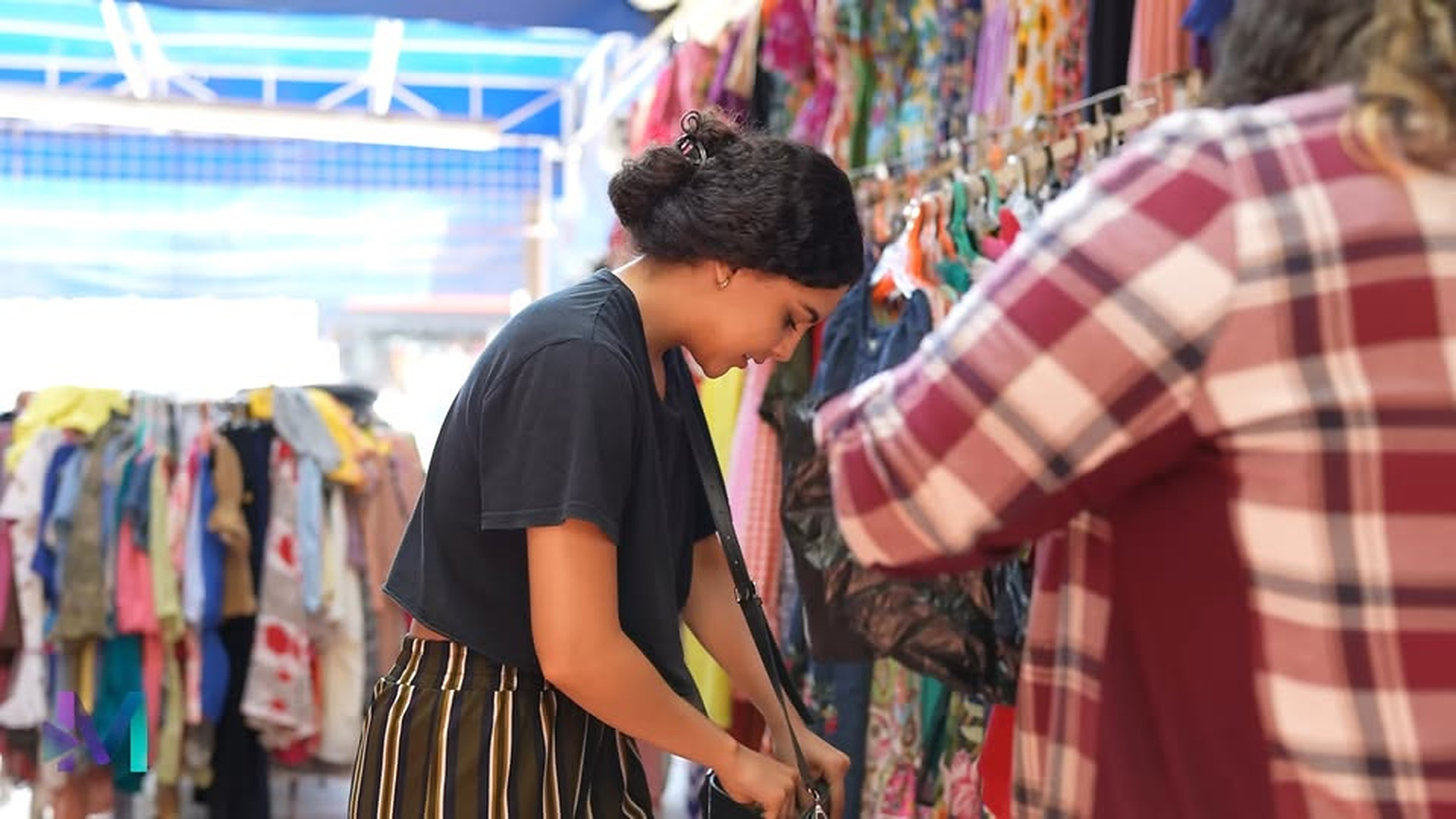 5 comments | H3103001_Se avergonzaba de su esposa por su apariencia mien_part2. | Instant Update