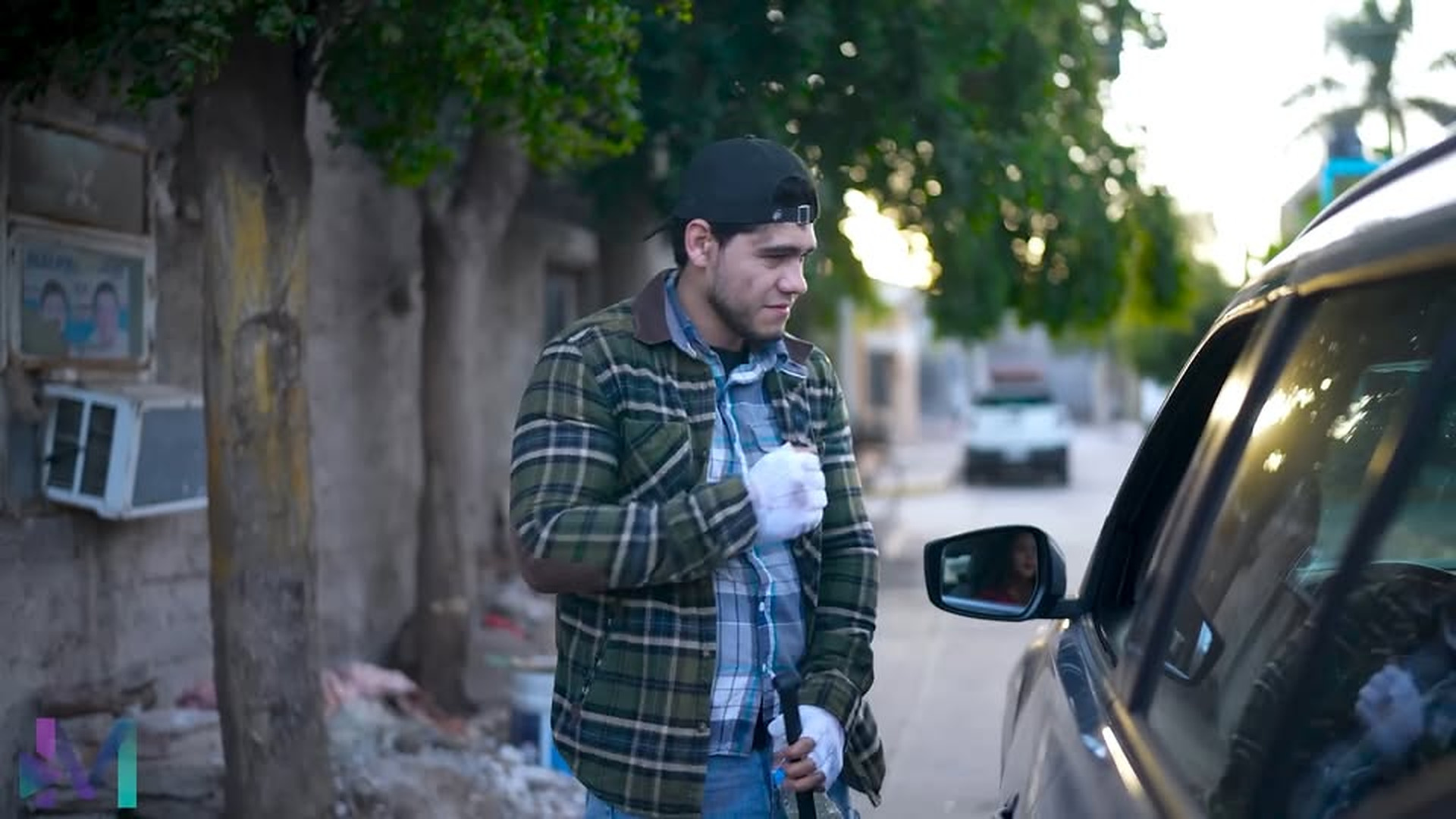 H0304004_Vagabundo en muletas le salva la vida hermosa mi_part2. | Instant Update